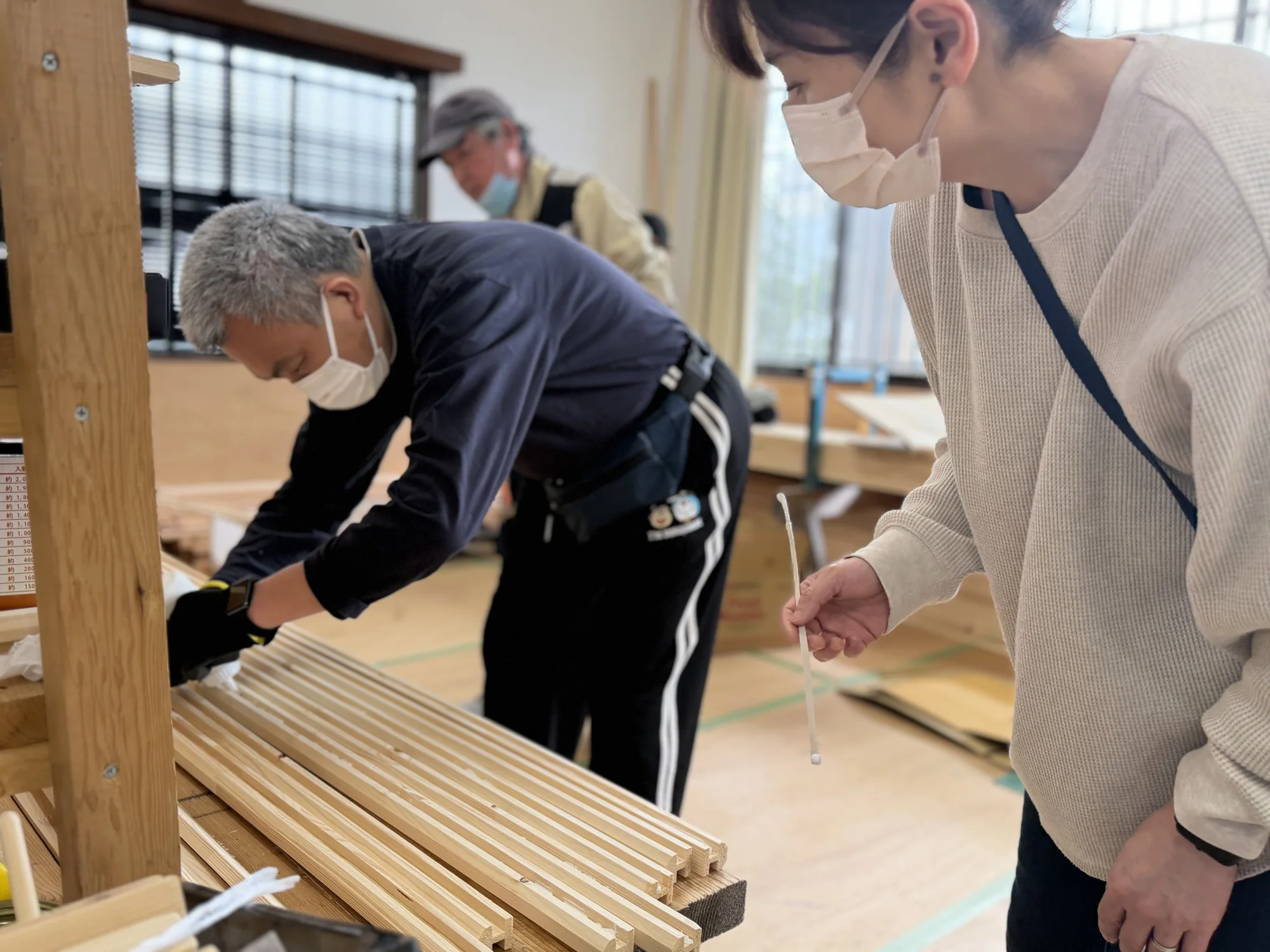 木材を使った作業の様子